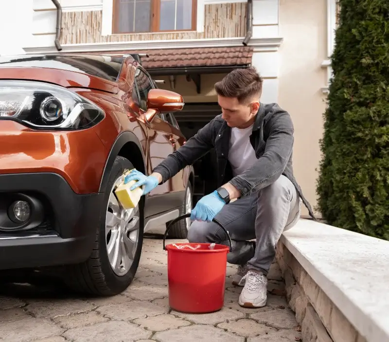 Lavage auto à domicile Chazelles-sur-Lyon : professionnel intervenant sur un véhicule